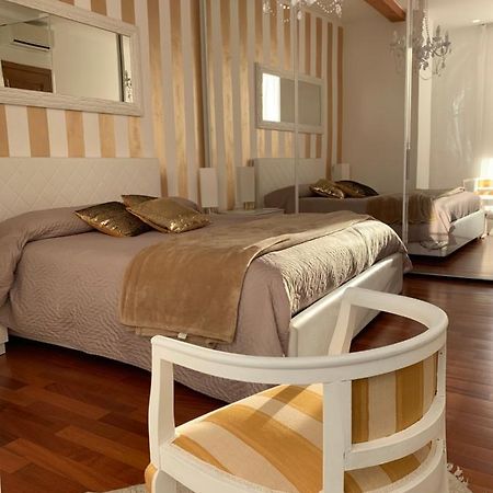 Palazzo Teatro Vecchio-Holiday Suites Salò Esterno foto