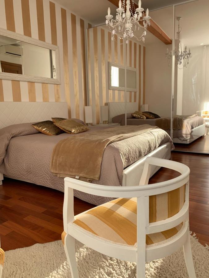 Palazzo Teatro Vecchio-Holiday Suites Salò Esterno foto