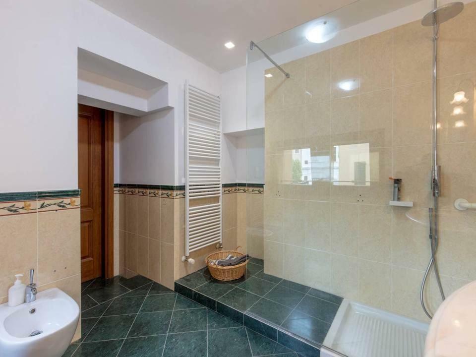 Palazzo Teatro Vecchio-Holiday Suites Salò Esterno foto