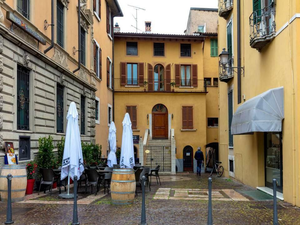 Palazzo Teatro Vecchio-Holiday Suites Salò Esterno foto