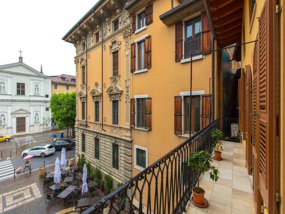 Palazzo Teatro Vecchio-Holiday Suites Salò Esterno foto
